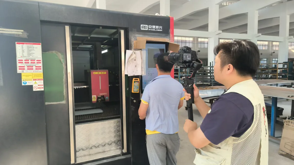 Guangdong TV’s “Today’s Lingnan” Goes Behind the Scenes at Hommy’s Vending Machine Factory 2 Laser cutting at Hommy’s sheet-metal workshop
