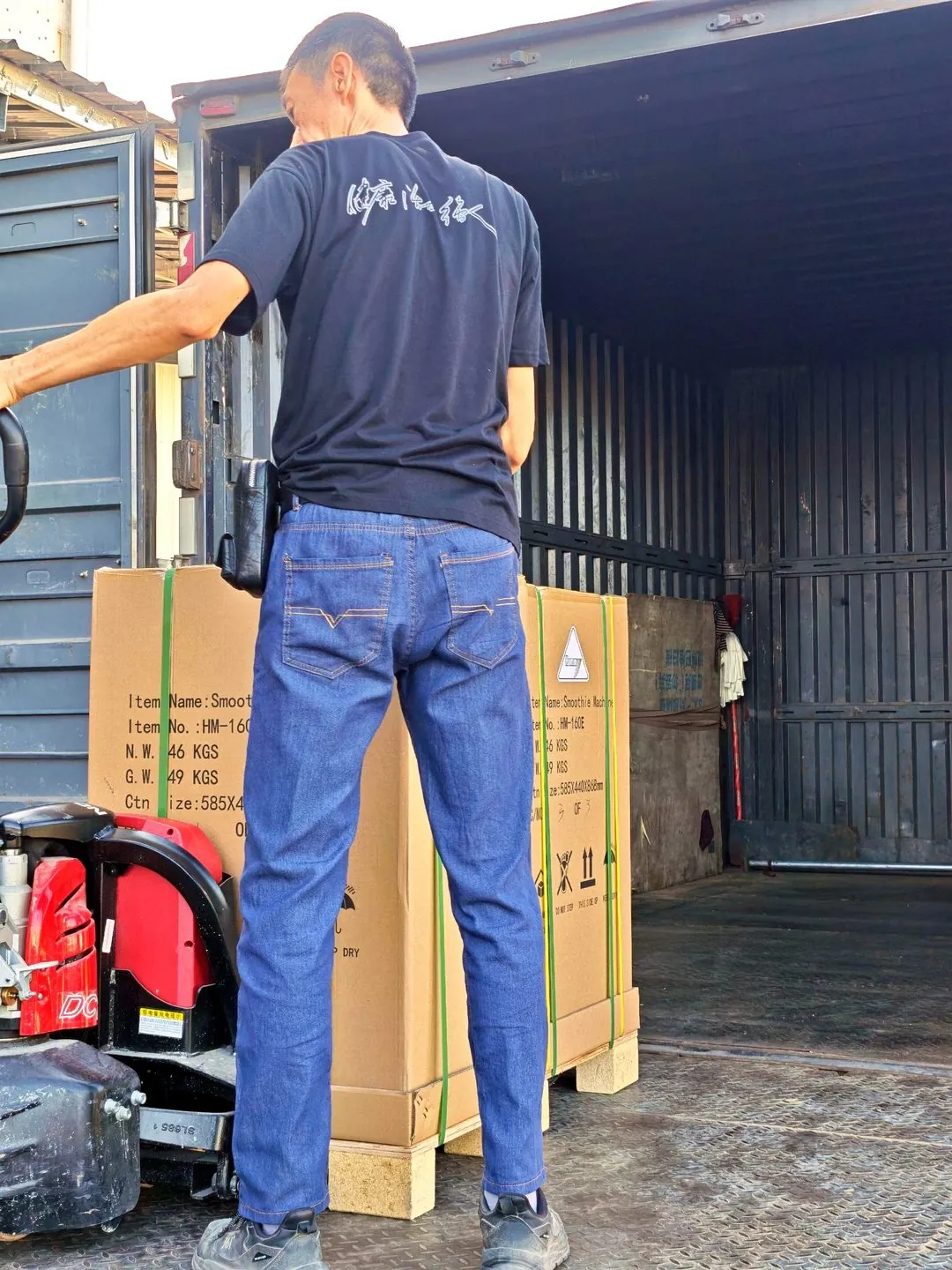 Worker moving the last cartons to the truck tail