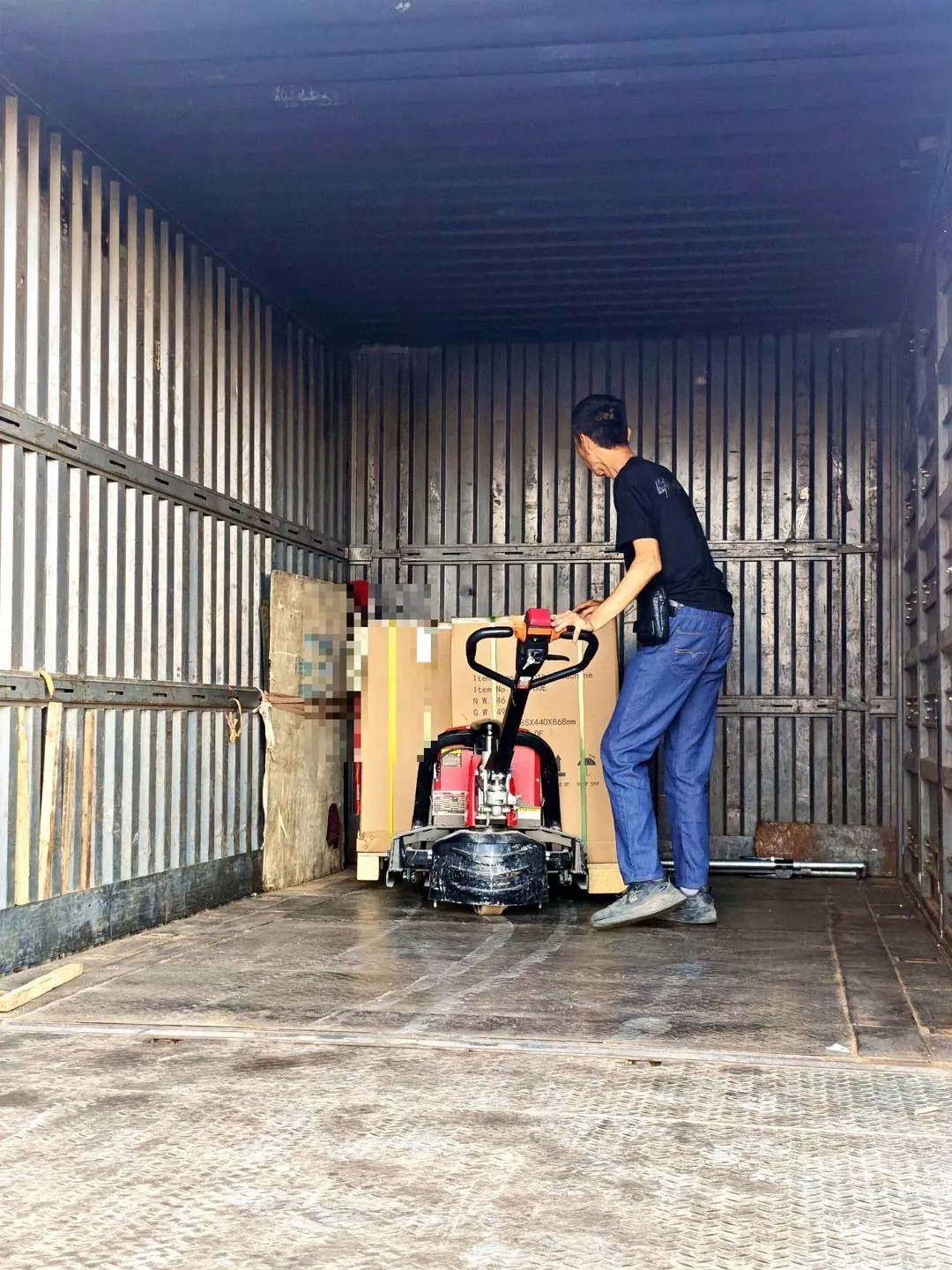 Controlled placement of the load inside the cargo hold