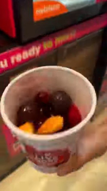 Lançamento de máquinas de venda automática de smoothies de hommy no chile nas lojas CEP