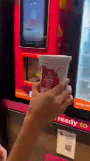 Lançamento de máquinas de venda automática de smoothies de hommy no chile nas lojas CEP