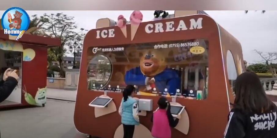 Machine à glace automatique de Hommy et magasin de crème glacée ouverte Robotin dans le parc d'attractions Fangte 7 La machine à glace automatique Hommy et le robotin ouvrent un magasin de glaces dans le parc d'attractions de Fangte