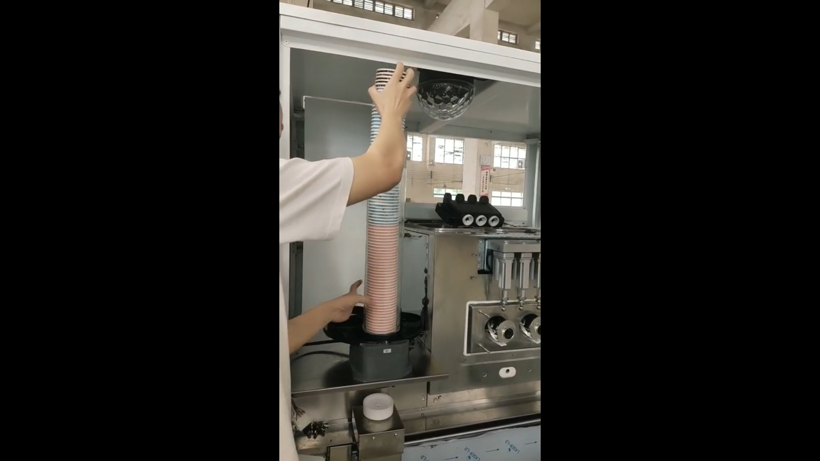 Comment tester le porte-gobelet de la machine distributrice dans l'usine de Hommy 10 Comment tester le porte-gobelet d'un distributeur automatique dans l'usine de Hommy ?