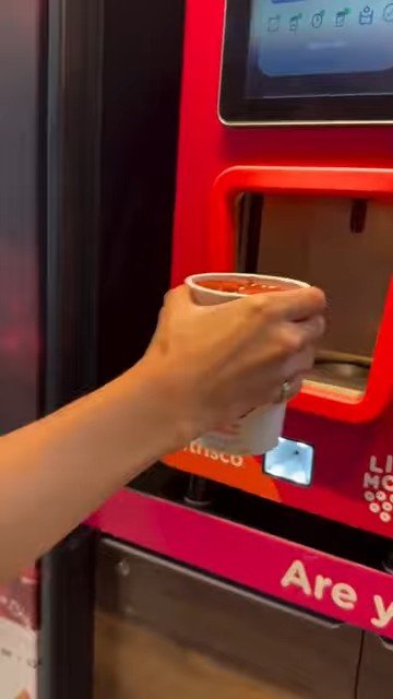 Lançamento de máquinas de venda automática de smoothies de hommy no chile nas lojas CEP