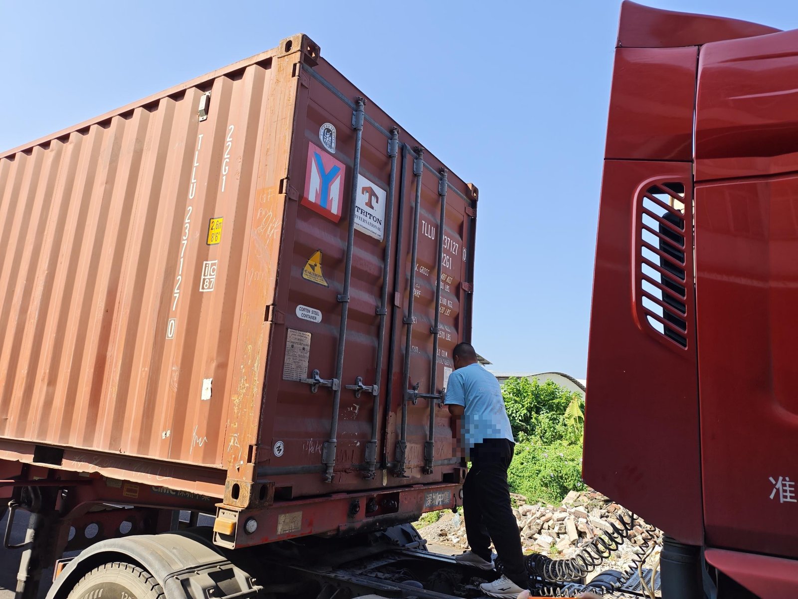 Container sealing and locking