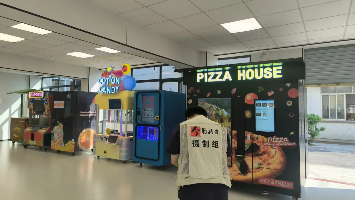 Hommy Showroom, pizza palomitas y máquinas expendedoras de bebidas